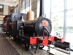 旧横濱鉄道歴史展示(旧横ギャラリー)へ
110型蒸気機関車
1872年（明治5年）の日本初の鉄道開業に際して、イギリスから輸入された蒸気機関車5形式10両のうちの1形式。同時に輸入された10両のうちで、最も小柄な機関車であった。