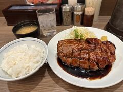 彷徨ってたらちょうど開店時間になったトンテキ屋さんに飛び込んで大阪初食事。
偶然辿り着いたんですけど、事前にチェックしてた店でした。
たぶん行こうとしても行けなかったと思います笑。