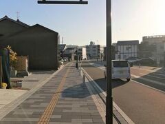 鯖街道起点

まちの駅の反対側にある鯖街道の起点です。
かつてはいづみ町商店街というアーケード街でしたが、2022年にリニューアルされました。
商店街にあったプレートは鯖街道ミュージアム前に移設されています。
(ちょうど車が走っている辺りの歩道内側)


鯖街道：https://sabakaido.jp
鯖街道：https://www1.city.obama.fukui.jp/japan_heritage/story/index.php
まちの駅：https://www.obama-machinoeki.net
いづみ町商店街：https://syoutengai-net.jp/obama_izumi.html
プレート：https://www.mapple.net/spot/18010179/
鯖街道ミュージアム：https://www1.city.obama.fukui.jp/kanko-bunka/kanko/meshoto/77.html