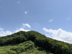 新千歳空港に到着した時には雨も止んでいて、積丹へ向かう高速道路ではこのような青い空を見ることができました