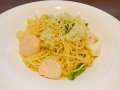 三島駅周辺の日曜夜の店舗状況が不安だったので、べっこう寿司を食べたばっかりだけど熱海駅で夕ご飯。
ウロウロするのがしんどい時に有難い駅ビル！ラスカ熱海のパスタ屋一丁目さんに入りました。
あっさりしたものを食べたくて、ホタテと旬菜のネギレモン風味のパスタ（期間限定）に決定！
そして…なんかソフトクリームが食べたくなったのでミニパフェを注文。

