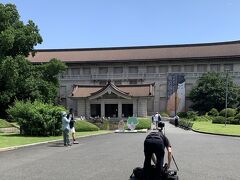 国立博物館、閑散としているが受付では行列。修学旅行生と外国人が多い。