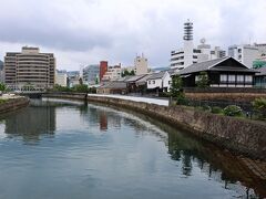 駐車場へ戻る途中、出島も近かったので行ってみることにしました。

中島川に掛かる玉江橋から見る、出島こと国史跡の出島和蘭商館跡です。
1636年（寛永13年）、キリスト教の布教を阻止するため、幕府令で当時長崎市内にいたポルトガル人を集め居住させる目的で造られた扇型が特徴の人工島だったようで、鎖国で閉ざされていた日本にとっては出島は唯一海外に開かれた窓だったようです。