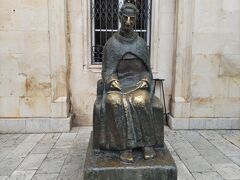 　総督邸近くにあるマリン・ドルジッチのブロンズ像。ドブロブニク出身の劇作家だとか。