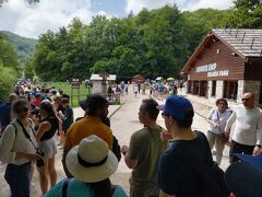 　プリトヴィツェ湖群国立公園の下湖群を一回りしてから、ガイドの小坂井さんの提案で上湖群にも行くことになりました。レストランなどがある遊覧船乗り場P３に到着すると、遊覧船に乗る人たちの長蛇の列ができていました。ここで30分ほど待ちました。