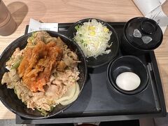 もう22時でしたがヤケ食いですた丼食べました。
何気に初めて食べたけど、正直自分の口には合いませんでしたね。
お腹は満たされました。