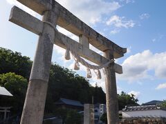 ブラブラ歩いて　厳原八幡宮神社に来ました。

大きな神社で、広場の先には　3方向に石段があり　4つの神社があります。