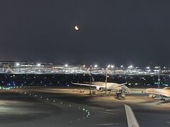 真夜中の羽田空港の滑走路を見にきました。

今回もpeachエアを利用します。
　　羽田-仁川　往復　￥28320  

フライトスケジュールが20分遅れての出発でした。
