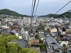 山頂まで結ぶロープウェイの乗車時間はたったの3分。
左奥の山は浄土寺山、中央奥の橋は昭和43年に架けられた尾道大橋。
