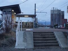 ●アルピコ交通/西松本駅

昨晩利用したアルピコ交通/西松本駅です。
平日の朝ですが、まだまだ早すぎて、静かな駅です。