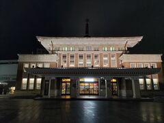 翌日ＪＲ奈良線奈駅の朝６時。暗いです。