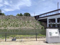 三原駅前に城趾があります。