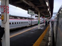 大曲駅に到着。ここで進行方向が切り替わって逆方向に走り終点秋田駅を目指す。

ちなみに乗車している「こまち２７号」は大曲駅の１２番ホームに到着しているが、なんと普段新幹線の発着に使用されていない３番ホームにも秋田新幹線が止まっている。このあと秋田駅始発の新幹線が１１番ホームに入ってくると３本の秋田新幹線が大曲の駅に揃う。