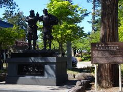 そして上杉神社に向かう参道には、米沢の勇者たちの像が。

大河ドラマで知られた「天地人」。
上杉景勝に仕える家臣の直江兼続、二人の像です。
