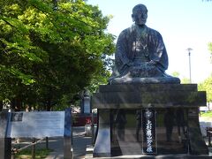 もう一人、忘れてはならない人。
上杉鷹山の像です。
江戸中期、米沢藩主となってから藩の財政を立て直したという方です。
今でも理想のリーダー像として、教育のテーマに取り上げられています。

ひと際、大きい銅像がその功績を伺えます。