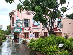 プラナカン博物館かな、と思った可愛いピンクの壁アートのビルはレストラン「ル ビストロ ドゥ ソムリエ」でした。次回、行けるかな・・