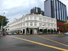 シンガポールの街歩き、ヘリテージな建物を見るだけで楽しい。
白い高級ホテル「キャピトルケンピンスキーThe Capitol Kempinski Hotel Singapore」

GHAディスカバリーのホテル、修行にも使える・・

横の黒い近代的なビルはPullman Singapore Hill Street←アコーは安い。