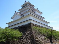 鶴ヶ城公園にやってきました。
目の前の高くそびえる五層の鶴ヶ城。