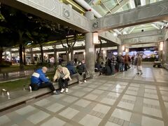 中山駅から文昌宮まで、30分ほどランタン見ながら歩いた後、
雙連駅から地下鉄で南下、台北駅で板南線に乗り換えて龍山寺駅へ。