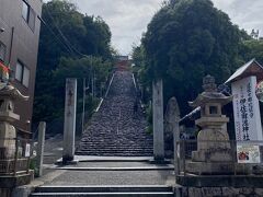 朝一で来たのは伊佐爾波(いさにわ)神社。カラクリ時計から徒歩で5分ほどでしたが、そこそこの階段が待ってました。