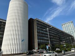 さてと、帰りの伊丹便までまだ時間があるので皇居の周りをぶらーっと歩くことにしました。

これはパレスサイドビル。
東京メトロ東西線竹橋駅直結です。
日本のモダニズム建築20選に選ばれたオフィスビルで、円柱形の建物はエレベーターホール