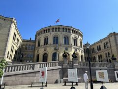 カールヨハンスガーテ通り沿いにある、ノルウェーの国会議事堂