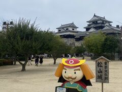 本丸広場に到着。小ぶりなお城ですが、現存12天守の一つ。
キャラクターは松山城の初代城主の加藤嘉明にちなんで「よしあきくん」と言うそうです。
