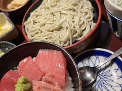 お昼をいただきます。
まぐろ3食丼とそばのセットと梅しそレモンサワー。
広いお店なのですがすごいお客さんの数で1時間ほど待ちました。
まぐろもおそばもとても美味しい。