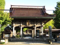 道は函館山麓の観光スポットを通りますが、この周辺は何度か歩いたことがあるので、今回は少し離れた社寺を中心に回ることにしました。
向ったのは、函館市街から離れた所にある「高龍寺」
1633年創建、曹洞宗のお寺で、函館最古のお寺だそうです。
立派な山門が威厳を示しているようでした。