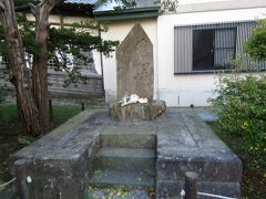 境内にある「傷心惨目の碑」
説明板に「1869年の箱館戦争で斬殺された藩士の供養碑」だそうです。