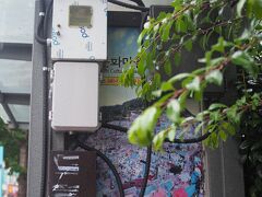 （地下鉄）釜山駅 → 土城

土城駅6番出口を出て、がんセンターの正面玄関の近くにバス停あり。
バス停に甘川文化村のポスターが。