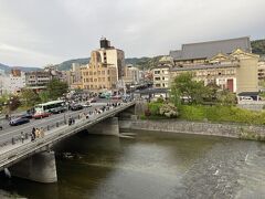 ラウンジのカクテルタイムも捨て難かったんですが、予約していた「東華菜館」に向かいまーす。