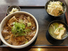 こちらが
炭焼き豚丼特盛りバラ定食セット1,160円
わさびで味変可。ちなみに山椒と唐辛子かけ放題