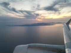 最後は飛行機から佐渡ヶ島が見えました。