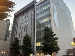 2日目のアコモ「JRイン札幌駅南口」に到着
立体駐車場の入り口はホテル1階横にあり、1泊1500円でした