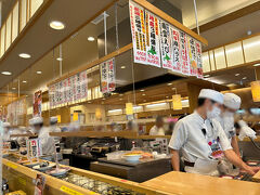 ずっと食べに行きたかった「回転寿司トリトン」豊平店

11時オープンですが、1時間近く早くお店に到着
開店時間少し前に入店できました
すると10分後には満席になり、ウエイトが発生！20分後には売り切れとなるお寿司も出てきました
凄い人気なので、早めに来て正解だったと思いました