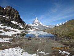 標高2757m、リッフェルゼー
ローテンボーデン駅（Rotenboden）から徒歩7分にある山上湖で
左にリッフェルホルンの岩壁が見えます。
湖には残雪があって少し風もある模様^^;