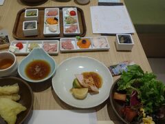夕食。
バイキングです。
まあ、ちょっと高級でした。