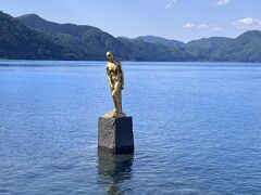 田沢湖で休憩。湖の水を飲んで竜に変身したと民話に伝えられている少女がモチーフになっている「たつこ像」。