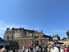 エジンバラ城ですが、有料なのと予約制（出た！予約制！またしても予約なんかしてないから外側だけ）

入り口のところらへんで設営をしているから何かと尋ねたら「ミリタリータトゥ」用の席を設営されていました。
