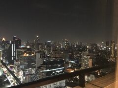 Emporium Suites

05月04日（木）　　22:00

明日はもうバンコク最終日・・・
ベランダからの夜景を眺めながら夜が更けていきます。

明日は午前中はプールでのんびり、チェックアウト後はマッサージを受けたり在バンコク時に使っていたメイドに会ったり、夕方までプロンポン界隈をブラブラして空港へ向かう予定です。

続きは
★3年ぶりの訪タイ(7・8日目)　
　プールでのんびり＆ショッピング＆ローカル食を楽しむ編　(05/05～06)　へ
　https://4travel.jp/travelogue/11827343

