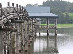 明日の天気は神のみぞ知る。
小雨のうちにすぐそこ、鶴の舞橋へ。

岩木山の雄大な山影を
湖面に美しく映して「いない」
津軽富士見湖ですがー、

鶴の舞橋は健在。