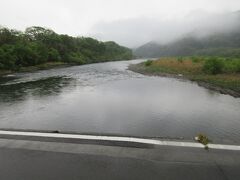 196kmもの四国最長の川で、日本の最後の清流四万十川
本流、支流合わせて60余りの沈下橋があるそうです。
正式名称は「渡川」で、1994年（平成6年）に「四万十川」に変更されたそうです。
晴れたらもっと水の色が綺麗だろうなぁ。
