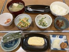 日本食の朝ご飯。小鉢がいろいろあって、食べるのが楽しいです。