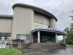 諏訪湖間欠泉センターの建物が見えてきました。入館は無料です。