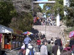 常磐神社の大きな鳥居をくぐる。