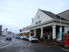 松山駅に到着。愛媛県の中心・四国最大の都市ですが、駅前に高い建物がなく田舎の雰囲気。松山の街の中心部は駅から離れていると後で知ります。駅前には有名な温泉がありますが、滞在時間は12分。何もする時間なく松山を去ります。せめて1時間は欲しかったです。