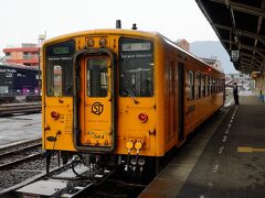 宇和島駅では3分の接続でローカル線に乗り換えます。予土線は一両で日に数往復だけなので出発した時はほぼ満席。3月は青春18きっぷの観光客が多く地元の人は少数派です。