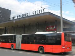 「ホテル・メトロポリス」付近からトラムで駅に戻る途中
バスターミナルの前を通過しました。

（ここからバスでヴィリニュスに戻ることもできます）