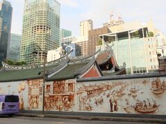 Thian Hock Keng Templeの裏の塀に描かれている壁画
シンガポールの歴史を描いているみたい。
塀の一番端の上にマリーナベイ・サンズとマーライオンが描かれていた。